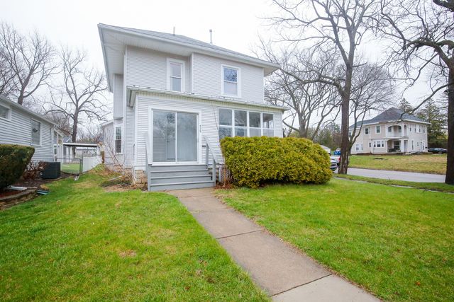 529 E McKenney Street, Dixon, IL 61021