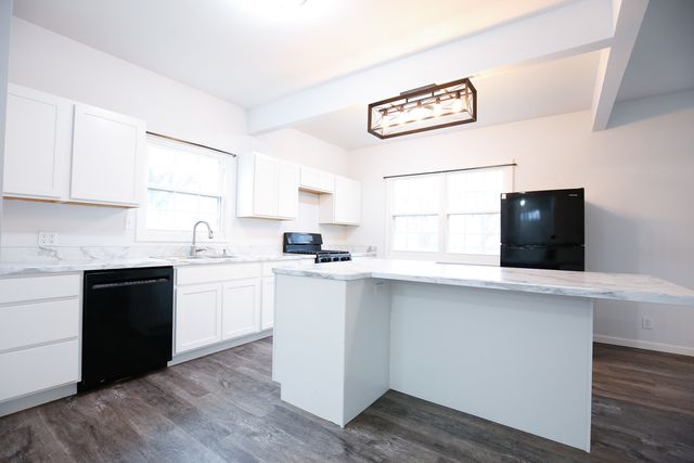 529 E McKenney Street, Dixon, IL 61021