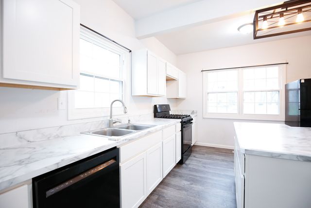 529 E McKenney Street, Dixon, IL 61021