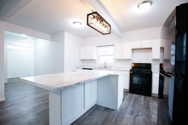 529 E McKenney Street, Dixon, IL 61021