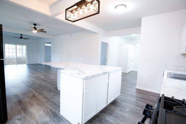 529 E McKenney Street, Dixon, IL 61021