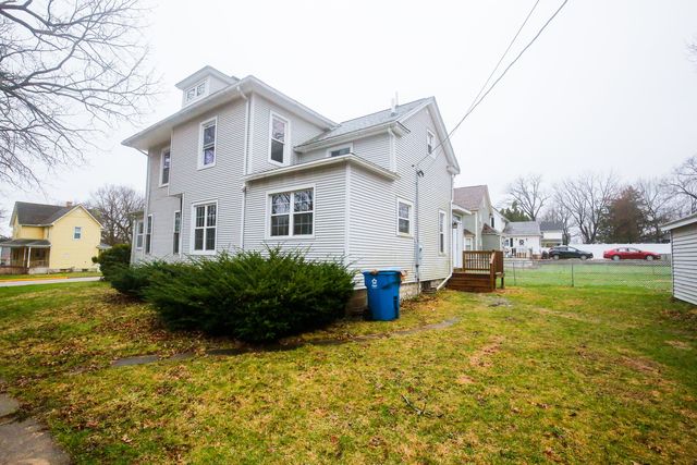 529 E McKenney Street, Dixon, IL 61021