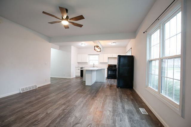 529 E McKenney Street, Dixon, IL 61021