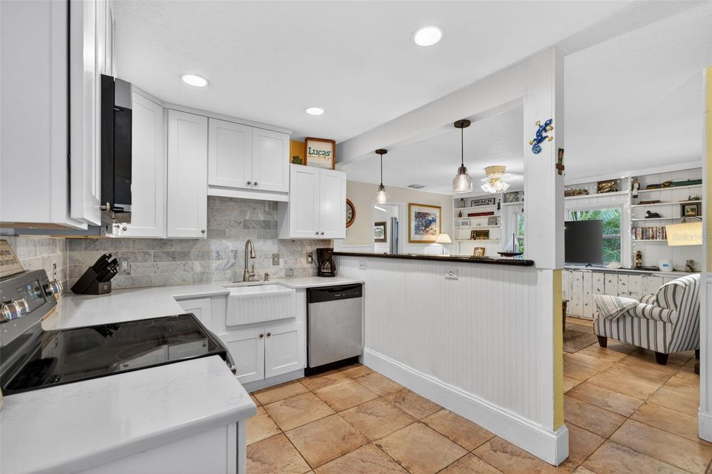 Image 11 of property listing at 660 LINLEY STREET, Longboat Key, FL 34228