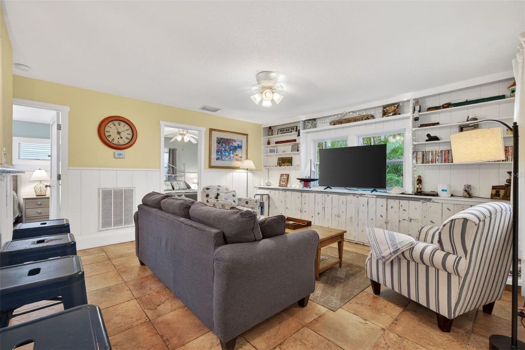 Image 13 of property listing at 660 LINLEY STREET, Longboat Key, FL 34228