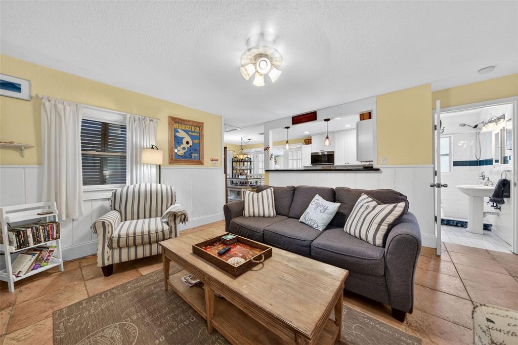 Image 15 of property listing at 660 LINLEY STREET, Longboat Key, FL 34228