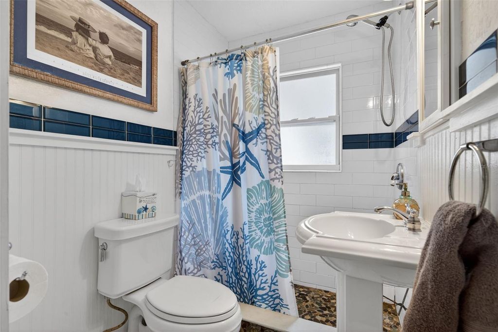 Image 17 of property listing at 660 LINLEY STREET, Longboat Key, FL 34228