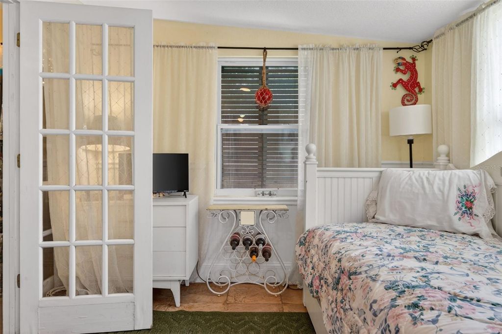 Image 21 of property listing at 660 LINLEY STREET, Longboat Key, FL 34228