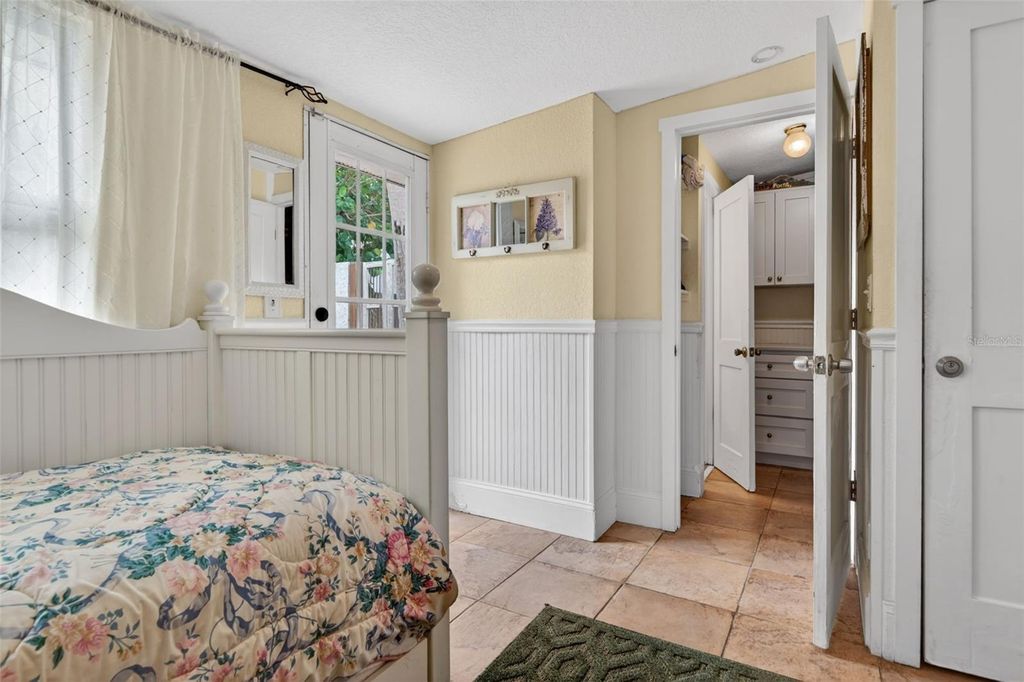 Image 22 of property listing at 660 LINLEY STREET, Longboat Key, FL 34228