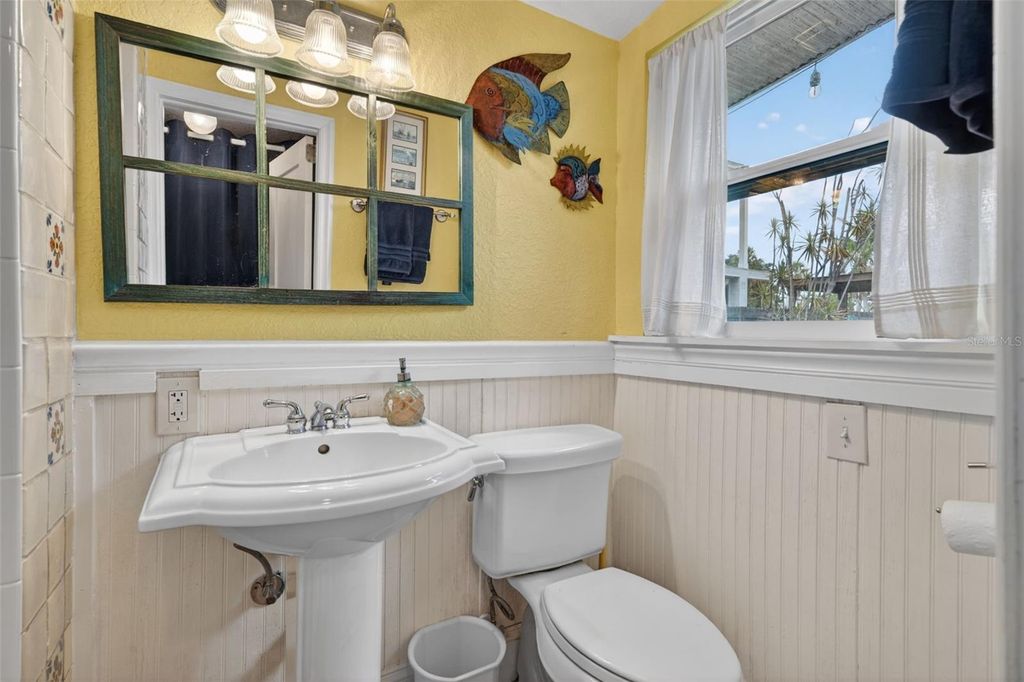 Image 24 of property listing at 660 LINLEY STREET, Longboat Key, FL 34228