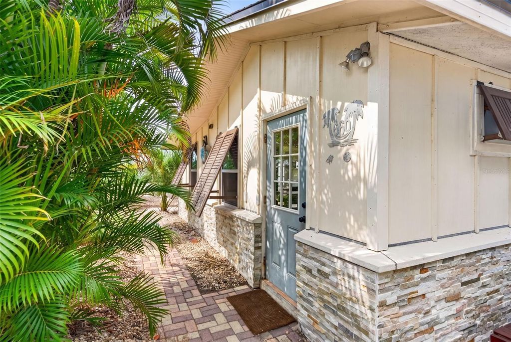 Image 6 of property listing at 660 LINLEY STREET, Longboat Key, FL 34228