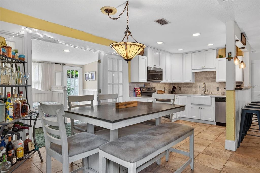 Image 9 of property listing at 660 LINLEY STREET, Longboat Key, FL 34228