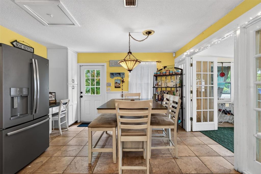 Image 10 of property listing at 660 LINLEY STREET, Longboat Key, FL 34228