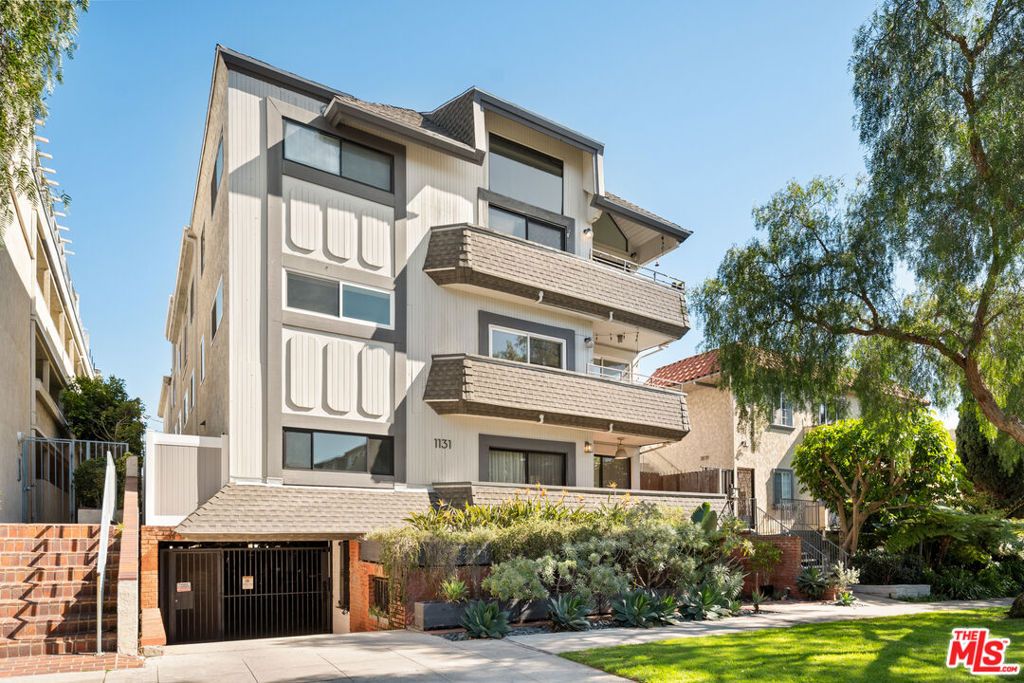 Image 1 of property listing at 1131 12th Street 102, Santa Monica, CA 90403