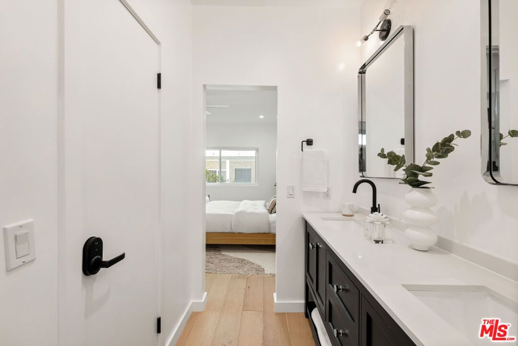 Image 10 of property listing at 1131 12th Street 102, Santa Monica, CA 90403