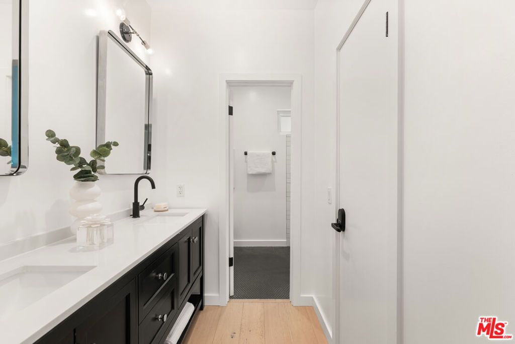 Image 11 of property listing at 1131 12th Street 102, Santa Monica, CA 90403