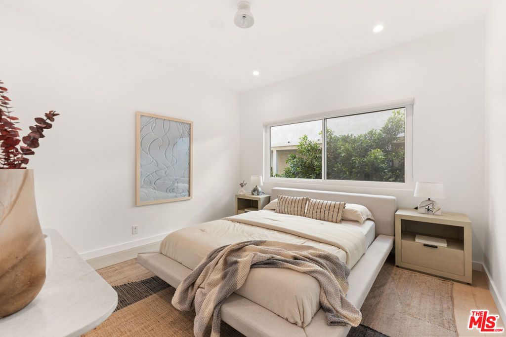 Image 13 of property listing at 1131 12th Street 102, Santa Monica, CA 90403