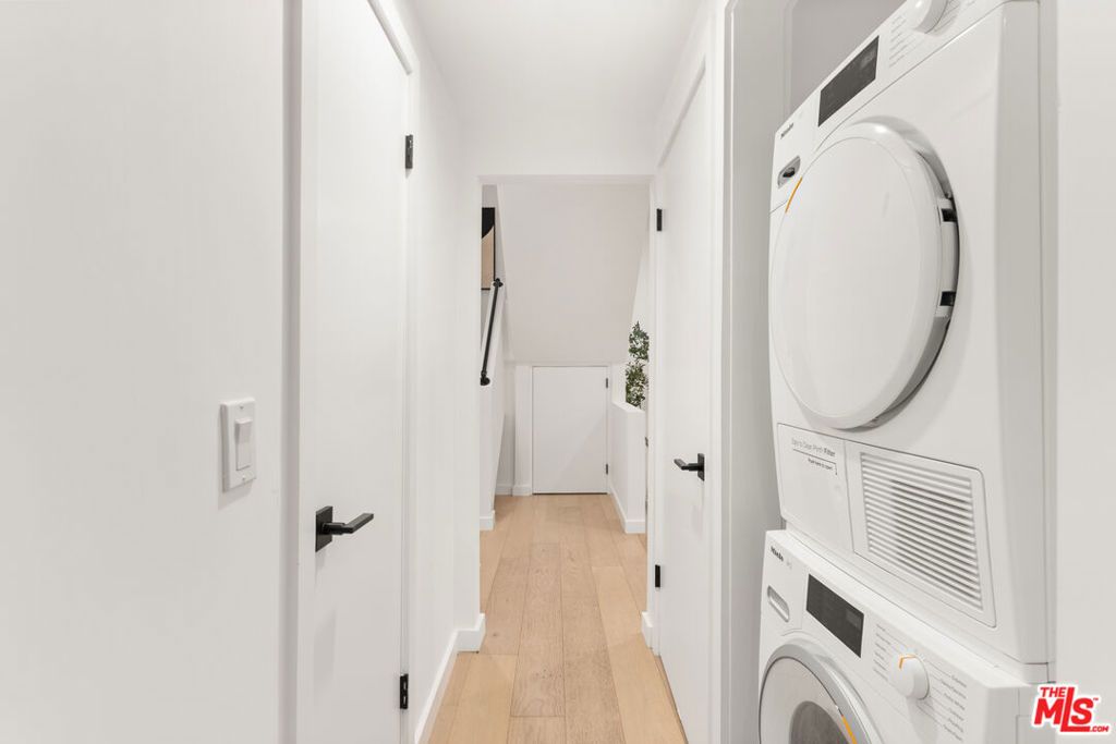 Image 15 of property listing at 1131 12th Street 102, Santa Monica, CA 90403