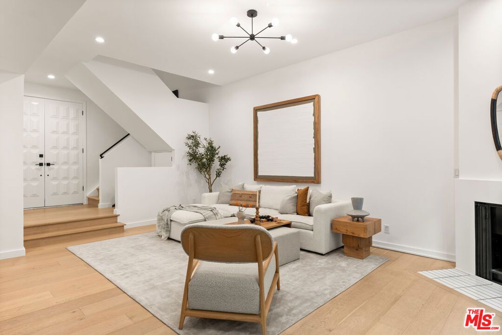 Image 3 of property listing at 1131 12th Street 102, Santa Monica, CA 90403