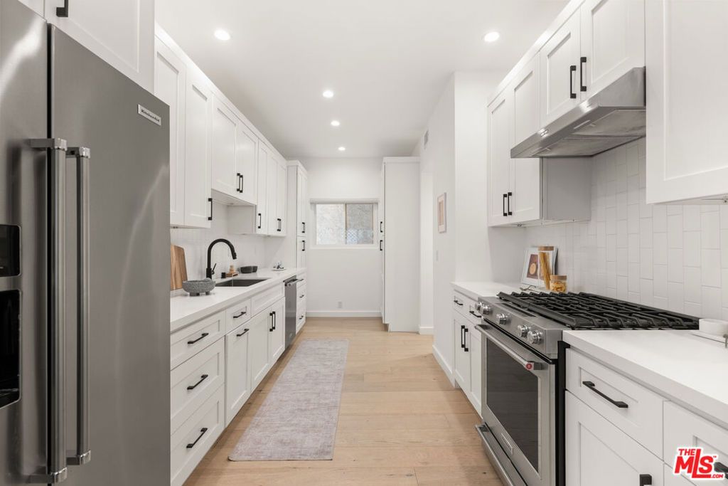 Image 5 of property listing at 1131 12th Street 102, Santa Monica, CA 90403