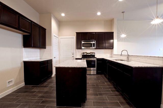 1033 Skyview Court, Midlothian, TX 76065