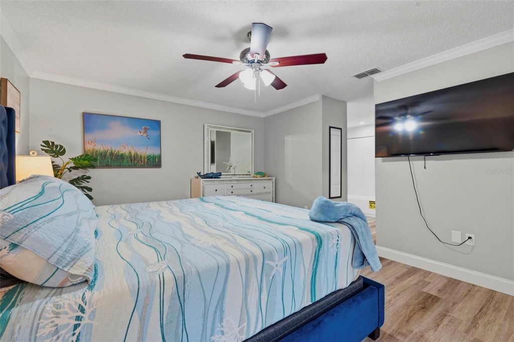 Image 9 of property listing at 2475 GULFBREEZE CIRCLE, Palm Harbor, FL 34683