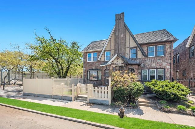 164-26 Grand Central Parkway, Jamaica, NY 11432