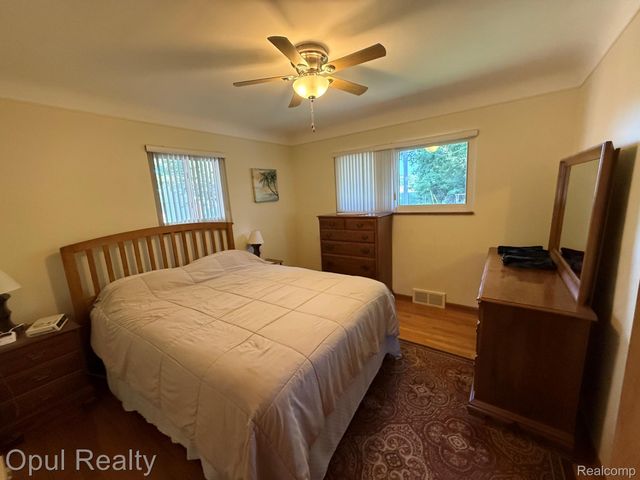 28369 Pembroke Street, Livonia, MI 48152