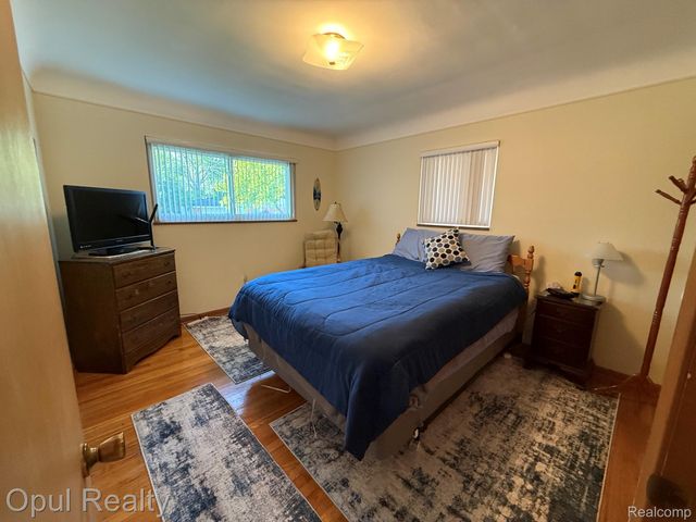28369 Pembroke Street, Livonia, MI 48152