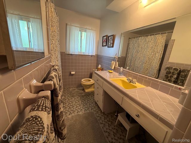 28369 Pembroke Street, Livonia, MI 48152