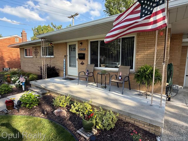 28369 Pembroke Street, Livonia, MI 48152