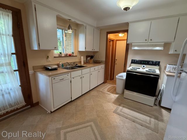 28369 Pembroke Street, Livonia, MI 48152
