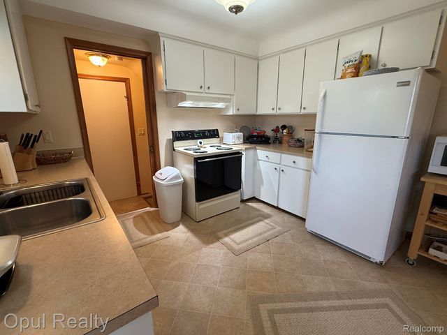 28369 Pembroke Street, Livonia, MI 48152
