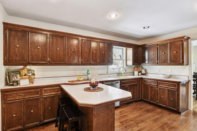 1521 Crest Drive, Chaska, MN 55318