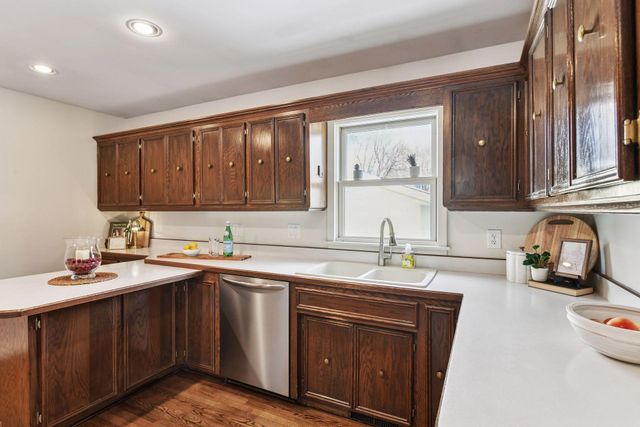 1521 Crest Drive, Chaska, MN 55318