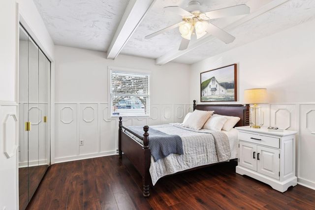 1521 Crest Drive, Chaska, MN 55318