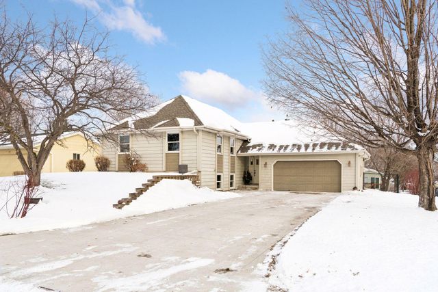 1521 Crest Drive, Chaska, MN 55318