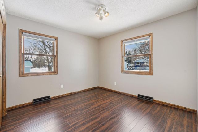 1521 Crest Drive, Chaska, MN 55318