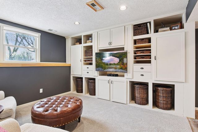 1521 Crest Drive, Chaska, MN 55318