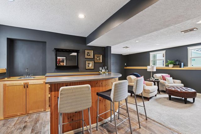 1521 Crest Drive, Chaska, MN 55318