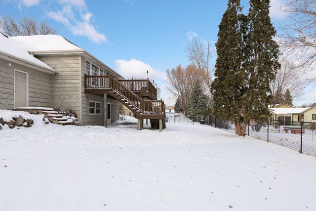 1521 Crest Drive, Chaska, MN 55318