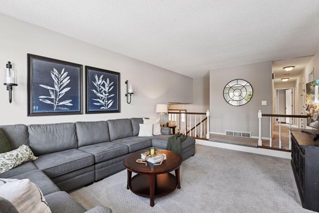 1521 Crest Drive, Chaska, MN 55318