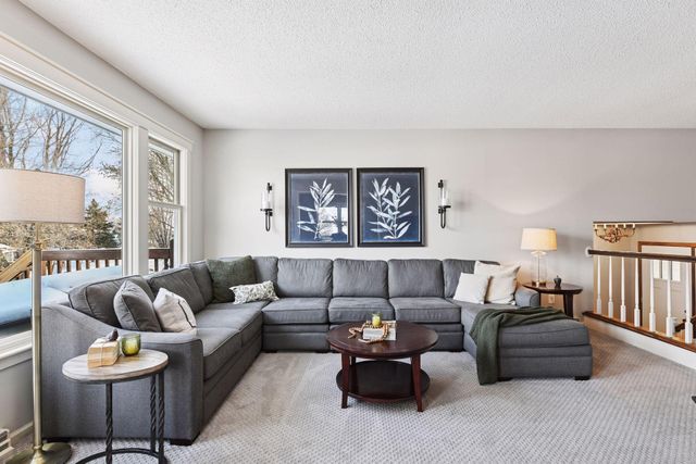 1521 Crest Drive, Chaska, MN 55318