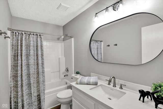 990 Canary Creek Drive, Franklin, IN 46131