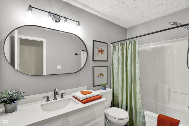 990 Canary Creek Drive, Franklin, IN 46131