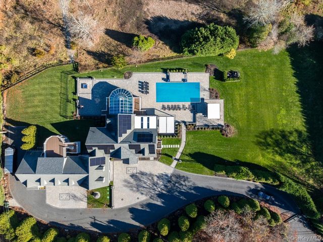 19 W Tiana Road, Hampton Bays, NY 11946