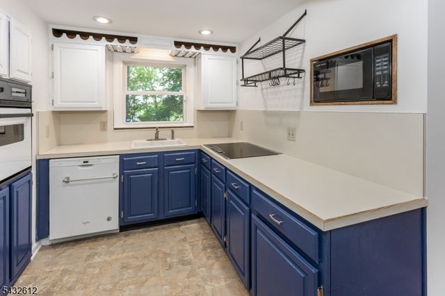 10 Iroquois Trl, Denville Twp., NJ 07834