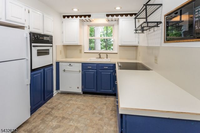 10 Iroquois Trl, Denville Twp., NJ 07834