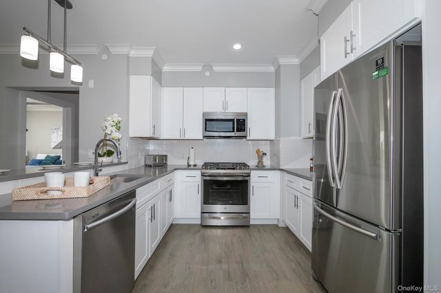 75 Circle Drive 94-305, Central Islip, NY 11722