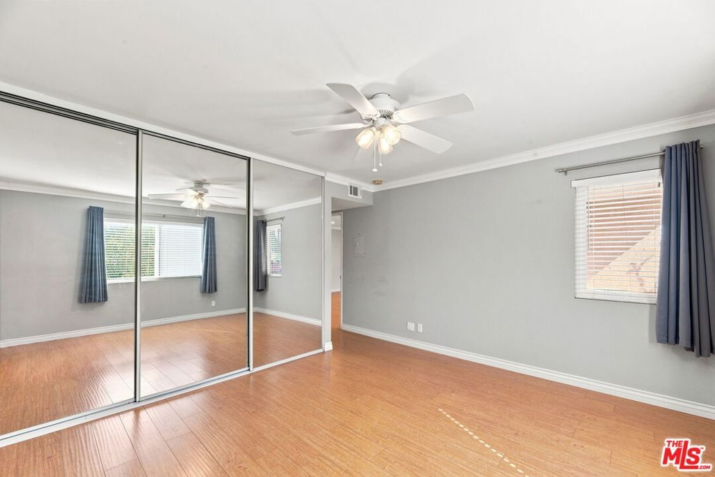 Image 10 of property listing at 2940 N Verdugo Road 213, Glendale, CA 91208